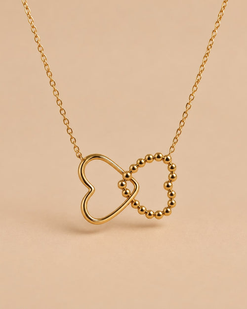 Collar HABI de acero inoxidable con dos corazones entrelazados — HIRAYA JEWELS